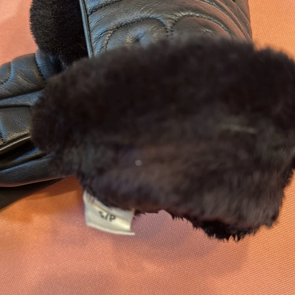 New UGG Leather/Faux Fur Lining Gloves. Black. Size Small.